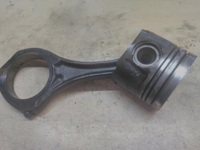 Usados Pistón Mercedes Vito (639.7) 3.0 122 CDI V6 24V Precio € 125,00 Norma de margen ofrecido por EU Engines & Parts BV
