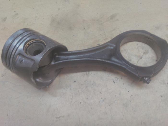 Usados Pistón Mercedes Vito (639.7) 3.0 122 CDI V6 24V Precio € 125,00 Norma de margen ofrecido por EU Engines & Parts BV
