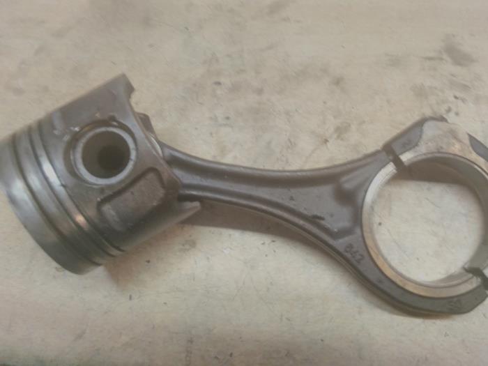 Usados Pistón Mercedes Vito (639.7) 3.0 122 CDI V6 24V Precio € 125,00 Norma de margen ofrecido por EU Engines & Parts BV
