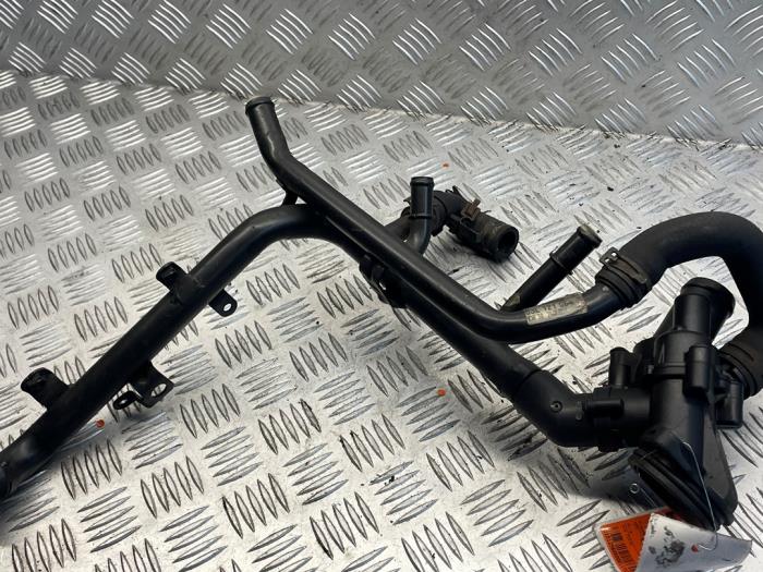 Begagnade Vattenrör Volkswagen Transporter/Caravelle T6 2.0 TDI DRF Pris € 45,00 Marginaltabell erbjuds av EU Engines & Parts BV