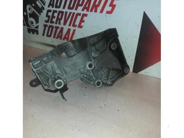 Support dynamo bas d'un Opel Insignia 2.0 CDTI 16V 130 Ecotec 2014