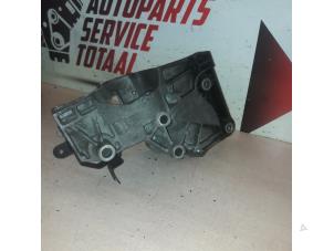 Support dynamo bas d'un Opel Insignia 2.0 CDTI 16V 130 Ecotec 2014