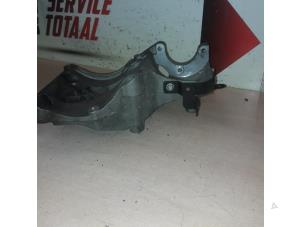 Support dynamo bas d'un Opel Insignia 2.0 CDTI 16V 130 Ecotec 2014