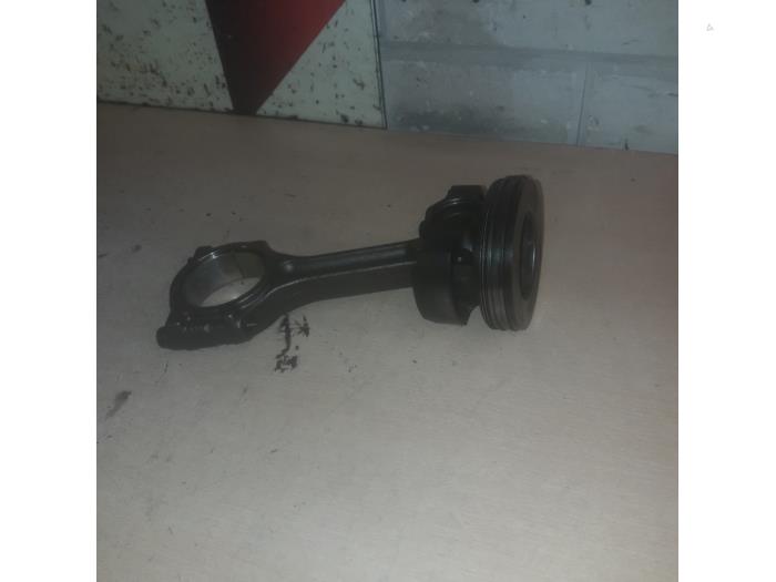 Usados Pistón Mercedes A (W176) 1.5 A-180 CDI, A-180d 16V Precio € 100,00 Norma de margen ofrecido por EU Engines & Parts BV