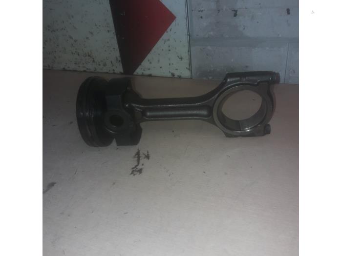 Piston d'un Mercedes-Benz A (W176) 1.5 A-180 CDI, A-180d 16V 2015
