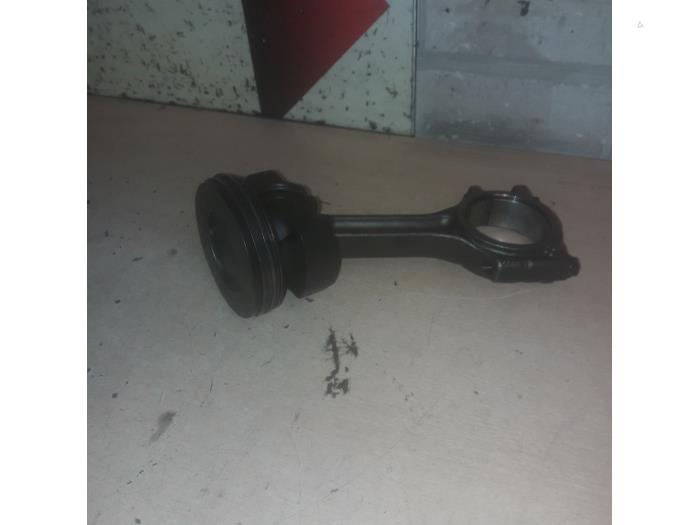 Piston d'un Mercedes-Benz A (W176) 1.5 A-180 CDI, A-180d 16V 2015