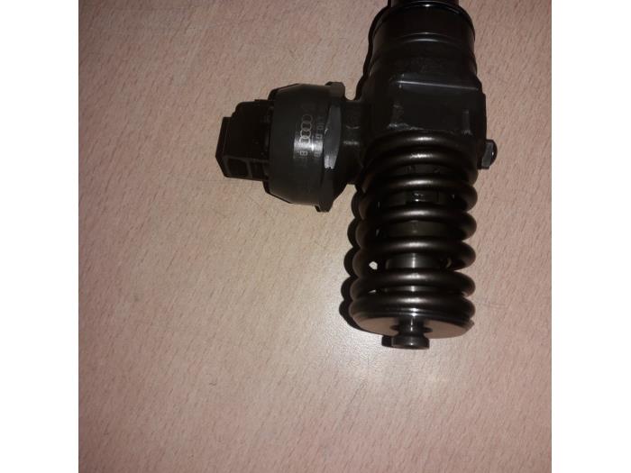 Używane Wtryskiwacz (Diesel) Volkswagen Golf V (1K1) 1.9 TDI Cena € 50,00 Procedura marży oferowane przez EU Engines & Parts BV