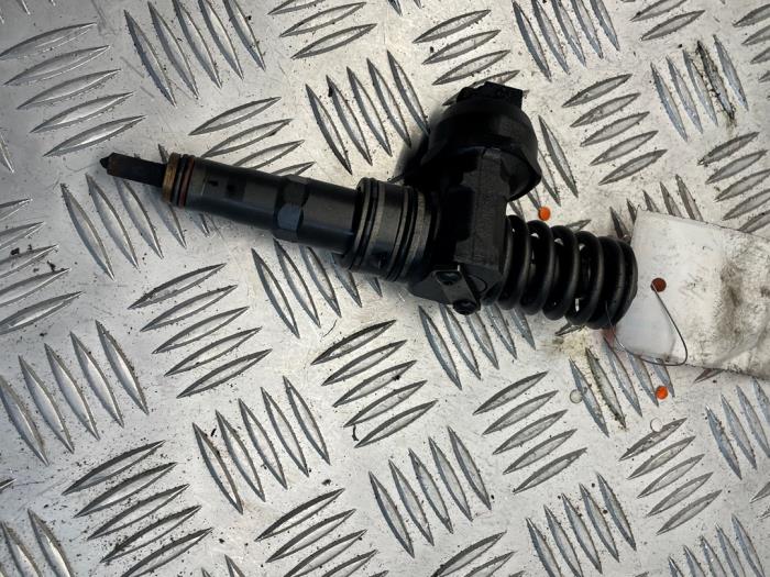 Gebrauchte Einspritzdüse (Diesel) Volkswagen Multivan T5 (7E/7HC/7HF/7HM) 1.9 TDi Preis € 50,00 Margenregelung angeboten von EU Engines & Parts BV