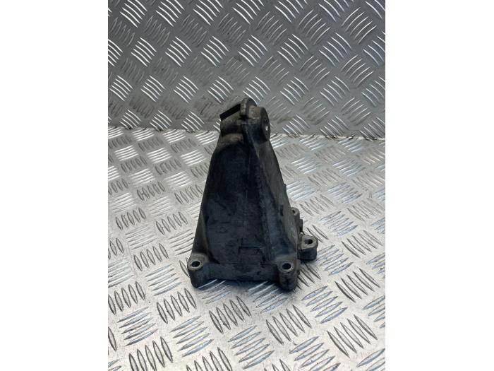 Used Engine mount Mercedes C (C204) 1.8 C-180 CGI 16V BlueEfficiency Price € 25,00 Margin scheme offered by EU Engines & Parts BV