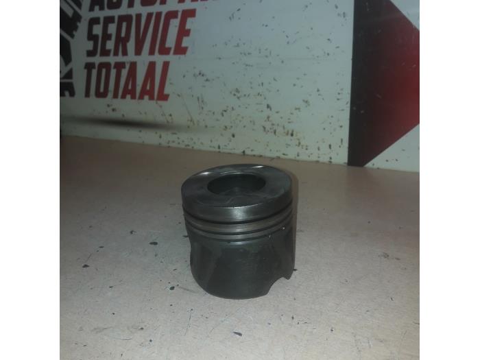 Usagé Piston Mercedes E (W211) 3.0 E-280 CDI 24V Prix € 25,00 Règlement à la marge proposé par EU Engines & Parts BV