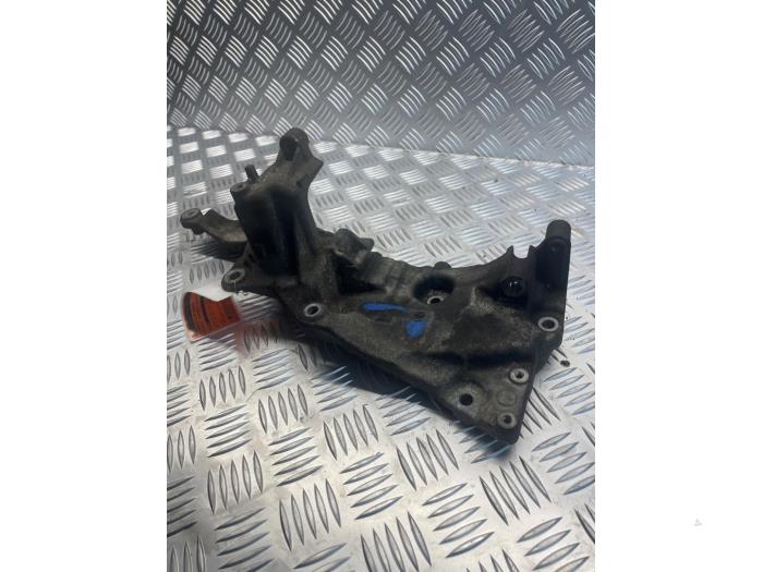 Usagé Support dynamo haut Peugeot Expert (V1/VA/VB/VE/VF/VT/VY) 2.0 Blue HDi 120 16V Prix € 45,00 Règlement à la marge proposé par EU Engines & Parts BV