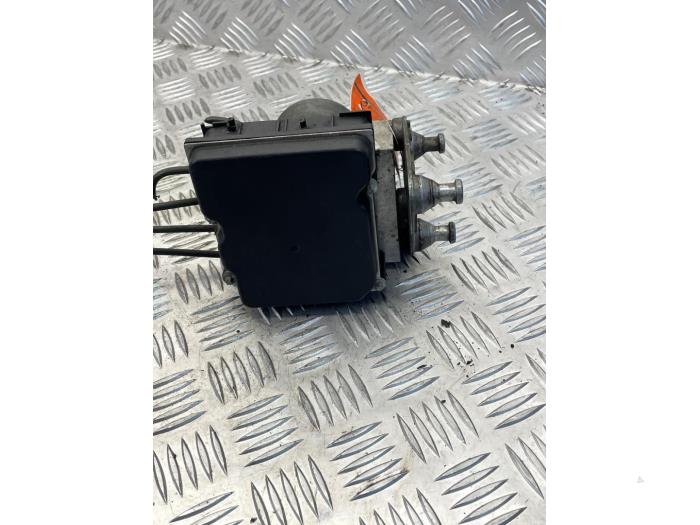 Usagé Bloc ABS Mercedes Sprinter 3,5t (906.63) 311 CDI 16V Prix € 50,00 Règlement à la marge proposé par EU Engines & Parts BV