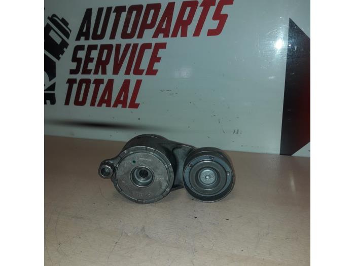 Usados Rodillo tensor correa múltiple Mercedes S (222.0/222.1) 3.0 S-350 BlueTEC, S-350d 24V Precio € 25,00 Norma de margen ofrecido por EU Engines & Parts BV