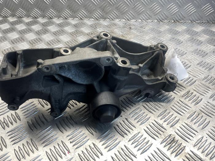 Usagé Support dynamo haut Renault Master III (FV) 2.3 dCi 100 16V FWD Prix € 50,00 Règlement à la marge proposé par EU Engines & Parts BV