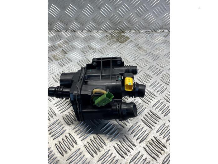 Gebrauchte Thermostatgehäuse Peugeot 208 I (CA/CC/CK/CL) 1.2 12V e-THP PureTech 110 Preis € 35,00 Margenregelung angeboten von EU Engines & Parts BV