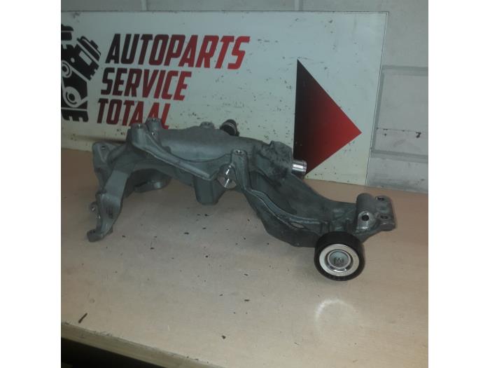 Usagé Support dynamo bas Mercedes A (W176) 2.2 A-200 CDI, A-200d 16V Prix € 45,00 Règlement à la marge proposé par EU Engines & Parts BV
