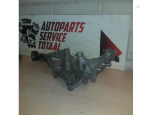 Support dynamo bas d'un Mercedes-Benz A (W176) 2.2 A-200 CDI, A-200d 16V 2015