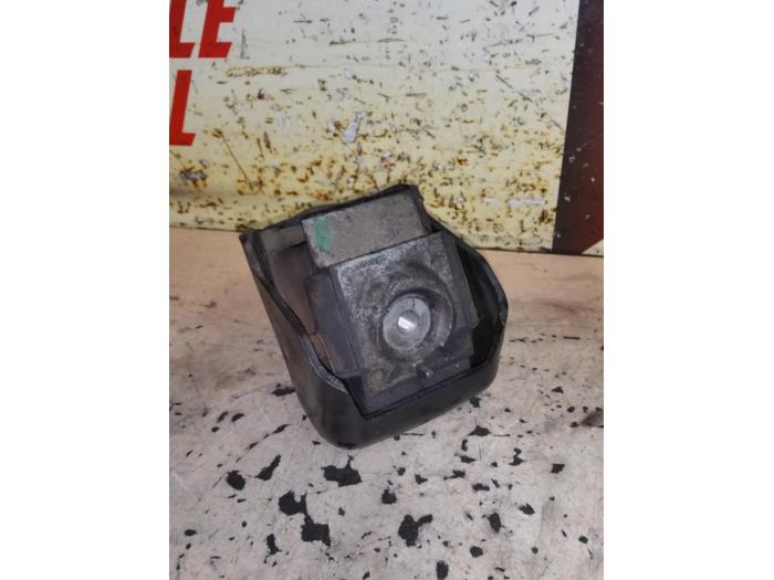 Used Engine mount Volkswagen Crafter 2.5 TDI 30/35/50 Price € 25,00 Margin scheme offered by EU Engines & Parts BV