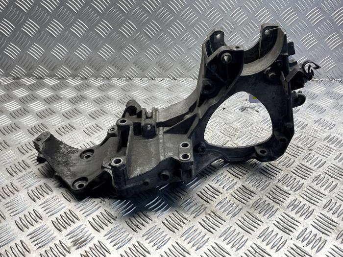 Usagé Support dynamo bas Renault Espace (JK) 2.2 dCi 16V Kat. Prix € 50,00 Règlement à la marge proposé par EU Engines & Parts BV