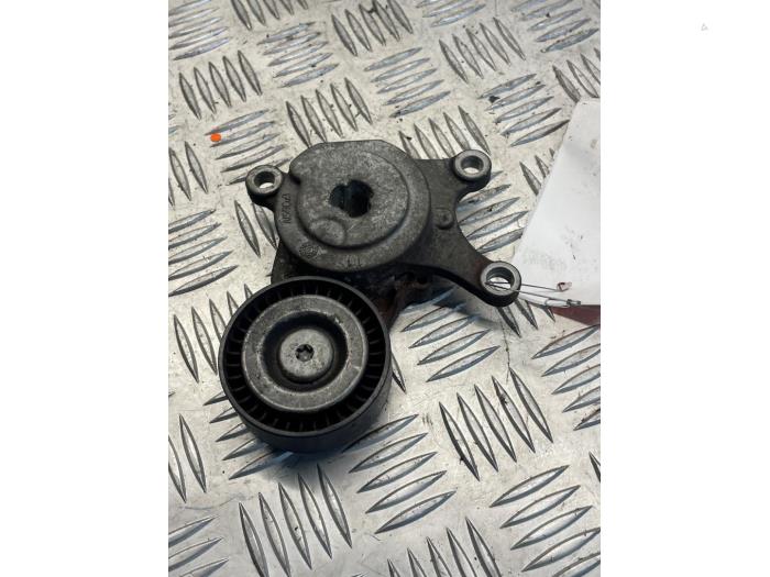 Usados Rodillo tensor correa múltiple Mercedes A (W176) 1.6 A-180 16V Precio € 25,00 Norma de margen ofrecido por EU Engines & Parts BV