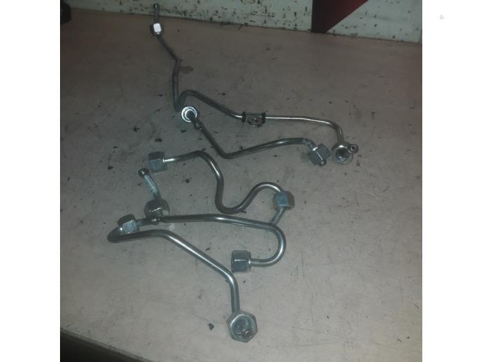 Fuel injector supply pipe