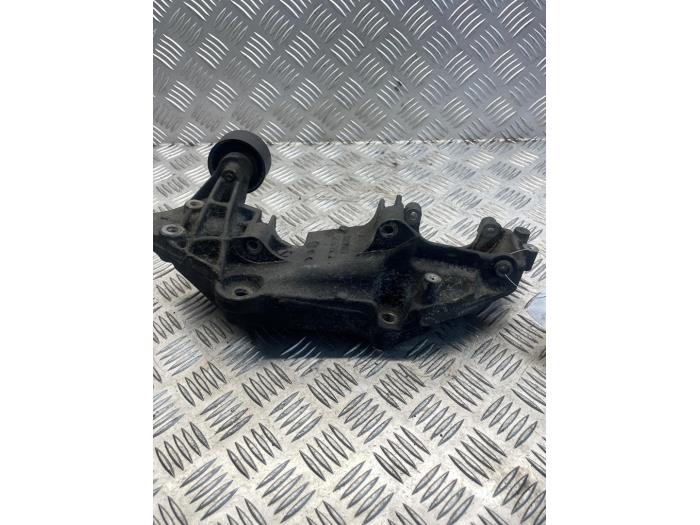 Usagé Support dynamo bas Opel Vivaro 2.0 CDTI Prix € 45,00 Règlement à la marge proposé par EU Engines & Parts BV