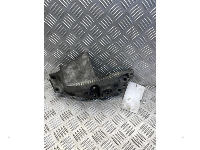 Used Engine mount Opel Movano Combi 2.3 CDTi 16V Price € 30,00 Margin scheme offered by EU Engines & Parts BV