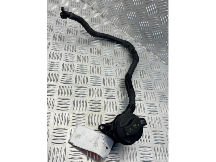 Begagnade Oljepåfyllningsrör Mercedes A (W176) 1.6 A-200 16V Pris € 20,00 Marginaltabell erbjuds av EU Engines & Parts BV