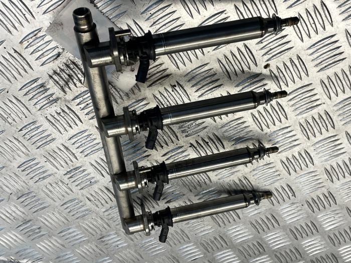 Gebrauchte Einspritzdüse (Einspritzer) Mercedes C (W205) C-200 2.0 CGI 16V Preis € 145,00 Margenregelung angeboten von EU Engines & Parts BV