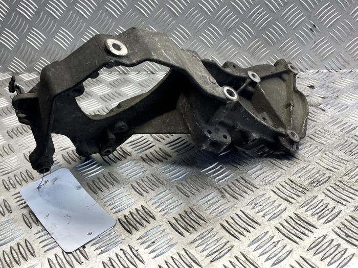 Usagé Support dynamo haut Renault Master II (FD/HD) 2.2 dCi 16V Prix € 50,00 Règlement à la marge proposé par EU Engines & Parts BV