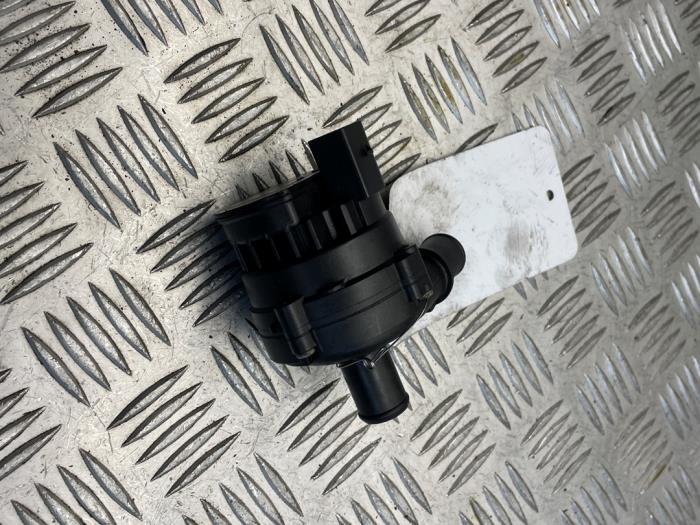 Usagé Pompe à eau Renault Laguna III Estate (KT) 2.0 dCi 16V 150 Prix € 35,00 Règlement à la marge proposé par EU Engines & Parts BV