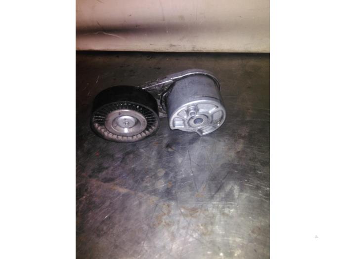 Usados Tensor correa múltiple Ford Fiesta 6 (JA8) 1.0 EcoBoost 12V 125 Precio € 25,00 Norma de margen ofrecido por EU Engines & Parts BV