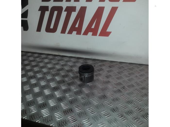 Usados Pistón BMW 5 serie (G30) 520d 2.0 TwinPower Turbo 16V Precio € 25,00 Norma de margen ofrecido por EU Engines & Parts BV