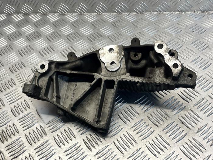 Used Engine mount Renault Master III (MA/MB/MC/MD/MH/MF/MG/MH) 2.3 dCi 135 16V FWD Price € 40,00 Margin scheme offered by EU Engines & Parts BV