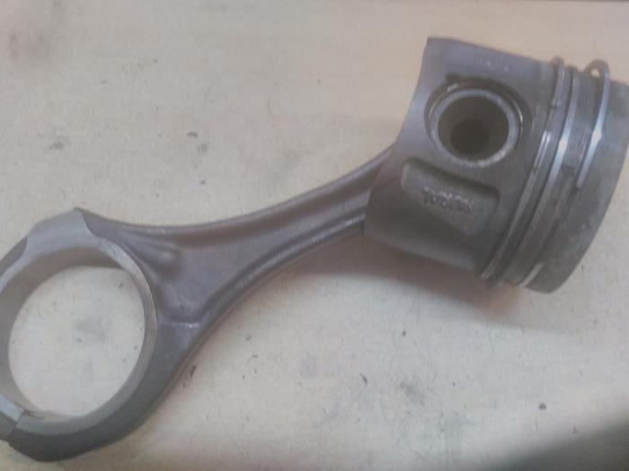 Usados Pistón Mercedes Vito (639.7) 3.0 122 CDI V6 24V Precio € 125,00 Norma de margen ofrecido por EU Engines & Parts BV