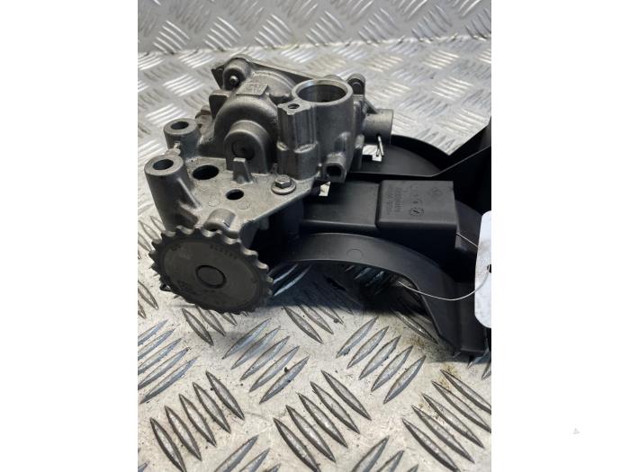 Używane Pompa oleju Opel Vivaro 2.0 CDTI Cena € 50,00 Procedura marży oferowane przez EU Engines & Parts BV