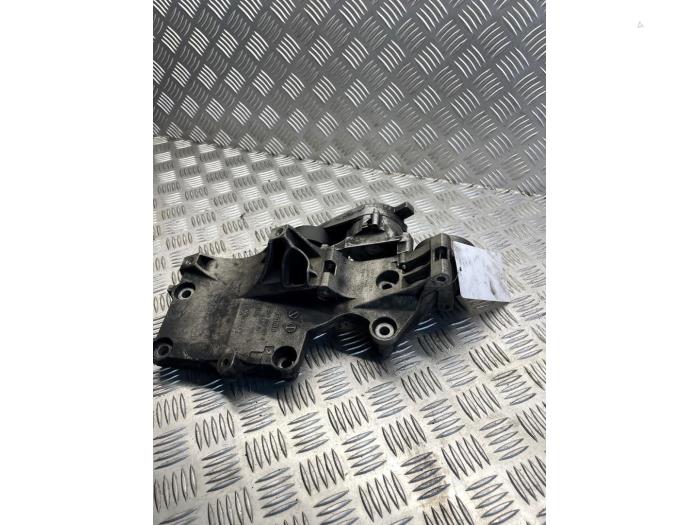 Usagé Support dynamo bas Audi A3 Sportback (8PA) 2.0 TDI 16V Prix € 45,00 Règlement à la marge proposé par EU Engines & Parts BV
