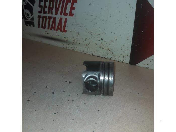 Usagé Piston Audi A4 (B8) 1.8 TFSI 16V Prix € 50,00 Règlement à la marge proposé par EU Engines & Parts BV