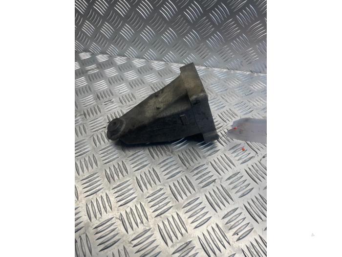 Used Engine mount Mercedes C (W203) 1.8 C-200K 16V Price € 35,00 Margin scheme offered by EU Engines & Parts BV