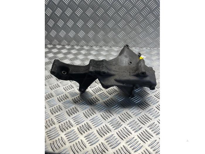 Usagé Support dynamo haut Volkswagen LT II 28/31/35 2.5 Sdi Prix € 35,00 Règlement à la marge proposé par EU Engines & Parts BV