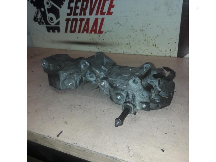 Usagé Support dynamo haut BMW X6 (F16) xDrive30d 3.0 24V Prix € 35,00 Règlement à la marge proposé par EU Engines & Parts BV