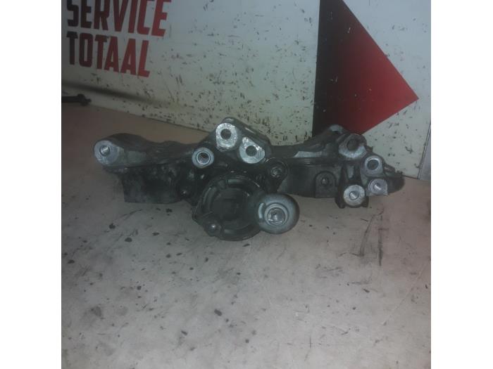 Usagé Support dynamo bas BMW 5 serie Touring (F11) M550d xDrive 24V Prix € 35,00 Règlement à la marge proposé par EU Engines & Parts BV