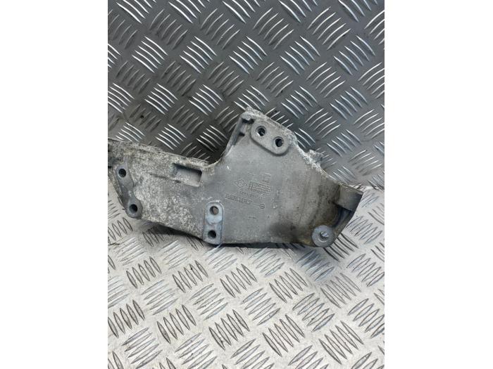 Used Engine mount Renault Trafic New (FL) 2.0 dCi 16V 115 Price € 40,00 Margin scheme offered by EU Engines & Parts BV