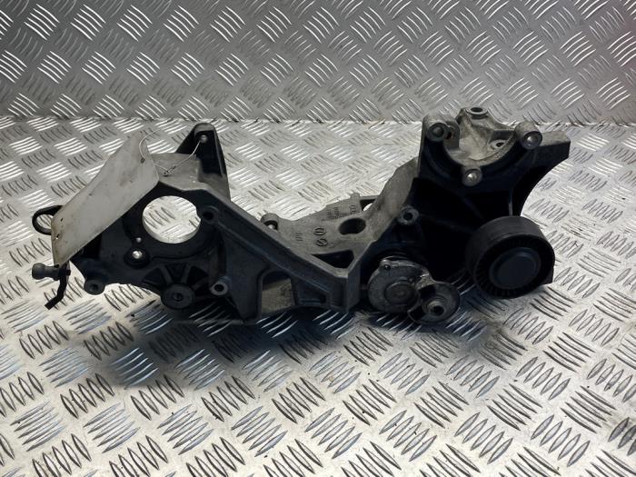 Usagé Support dynamo bas Audi A4 (B8) 2.0 TDI 16V Prix € 40,00 Règlement à la marge proposé par EU Engines & Parts BV