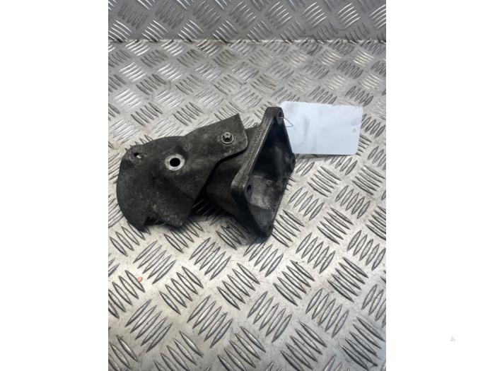Usagé Support moteur Mercedes E (W210) 2.2 E-220D 16V Prix € 35,00 Règlement à la marge proposé par EU Engines & Parts BV