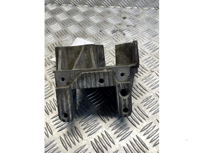 Used Engine mount Opel Movano (4A1; 4A2; 4B2; 4B3; 4C2; 4C3) 2.5 DTI Price € 30,00 Margin scheme offered by EU Engines & Parts BV
