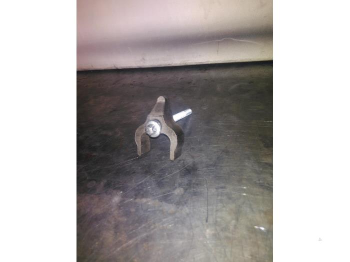 Fuel injector clamp holder