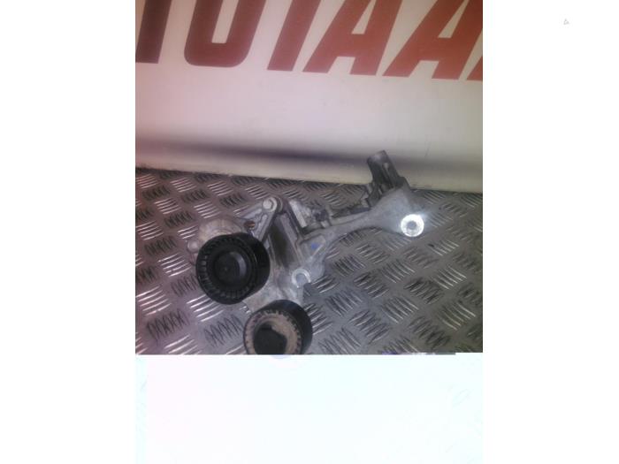 Usagé Support dynamo bas Renault Trafic (1FL/2FL/3FL/4FL) 1.6 dCi 125 Twin Turbo Prix € 65,00 Règlement à la marge proposé par EU Engines & Parts BV