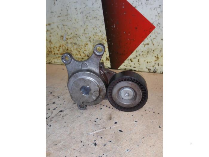 Usados Rodillo tensor correa múltiple Mercedes A (W176) 1.6 A-180 16V Precio € 25,00 Norma de margen ofrecido por EU Engines & Parts BV