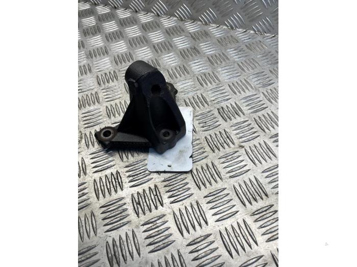 Used Engine mount Opel Vivaro 2.0 CDTI 16V Price € 25,00 Margin scheme offered by EU Engines & Parts BV